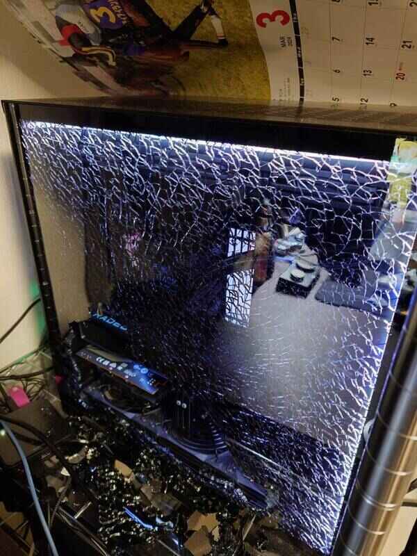 电脑机箱爆炸后的现场狼藉状况