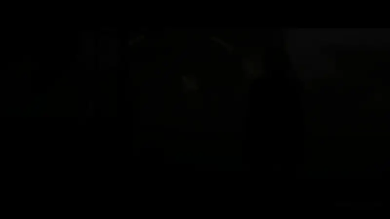 主角古斯塔夫在楼顶花园望纪石