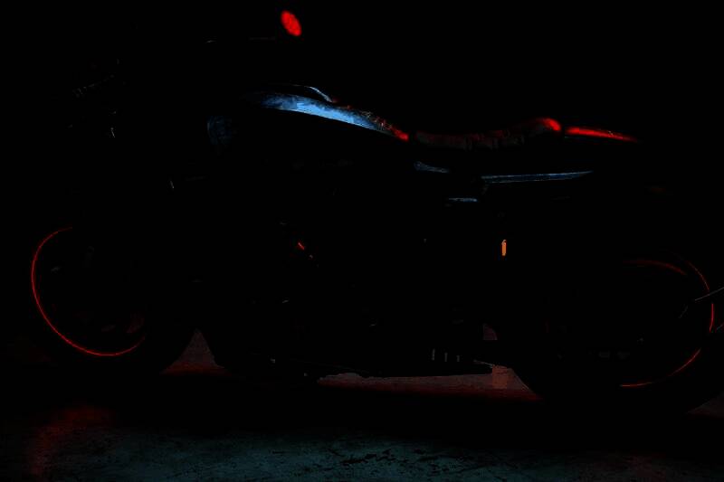 《毁灭战士：黑暗时代》联名款定制机车细节图2