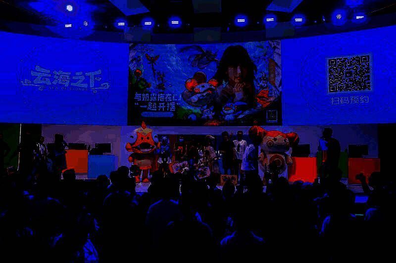 不吃奶露拖和参加互动游戏的玩家合影