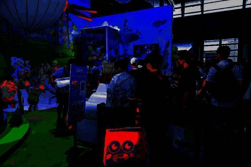 玩家排队参加活动抽取《云海之下》幻兽蛋