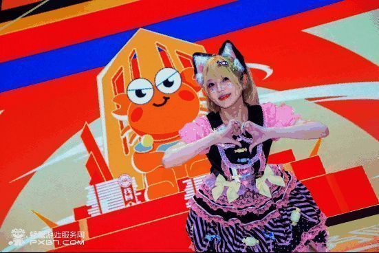 欣小萌在螃蟹账号展台表演