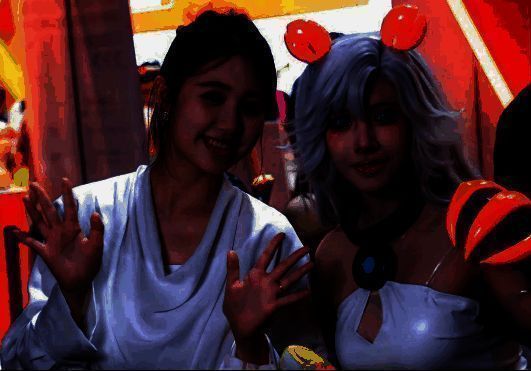 一栗小莎子与螃蟹娘在展台互动