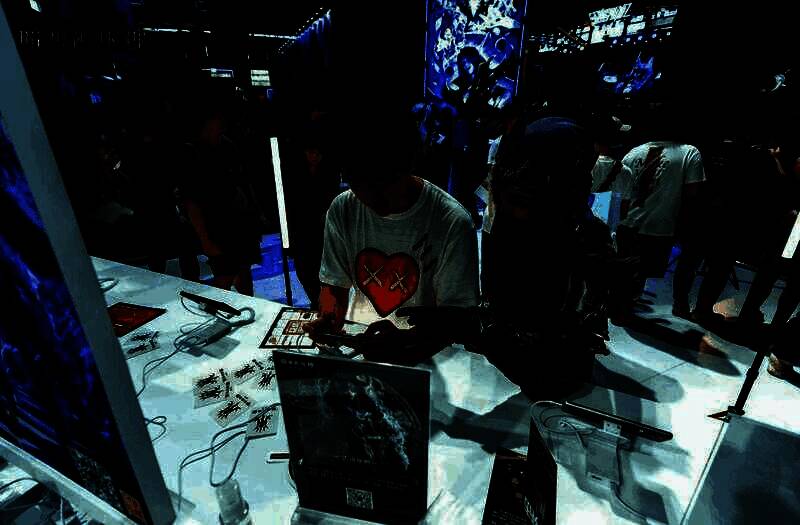 玩家在试玩区体验雾刃职业