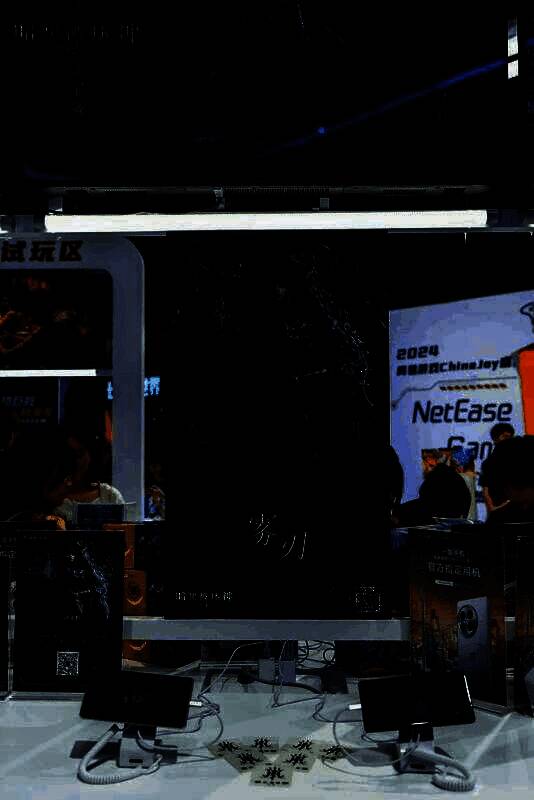 玩家在骁龙主题馆用掌机玩游戏