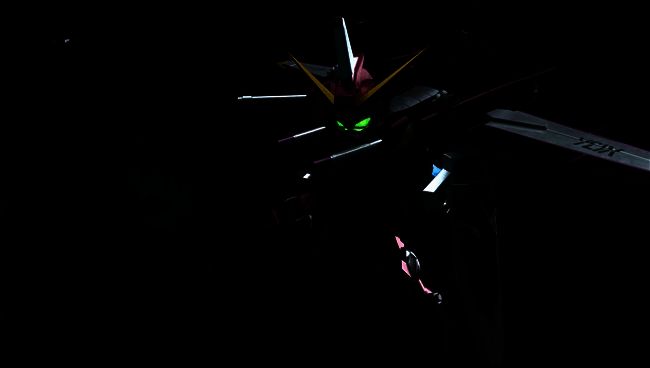 牛高达与沙扎比激烈对战，光束剑激烈碰撞，场面恢弘