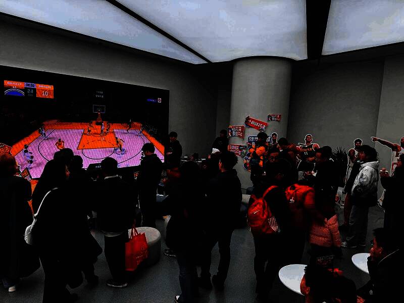 《NBA巅峰对决》线下体验区，玩家组队对决