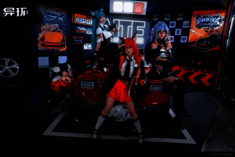 《异环》萤火虫嘉年华现场，coser演绎游戏角色，背景为霓虹风格的城市布景