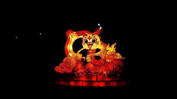 正佳广场灵蛇花灯展示，花灯造型精美，现场人头攒动，玩家拍照打卡