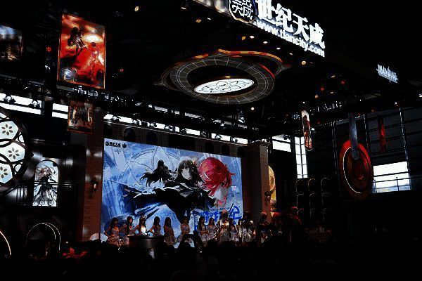 角色立绘展示，融合古典元素与现代服饰的设计风格