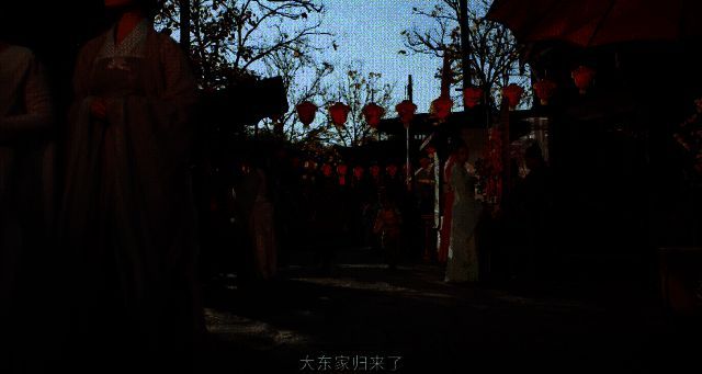 四大商帮成员身穿各色服饰，走在繁华街道上，周围人群围观欢呼