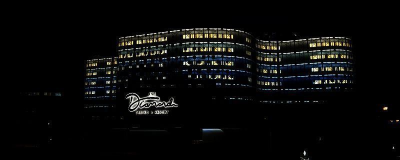 GTAOL中天基炮发射瞬间的场景，红色光束划破天际，背景为城市夜景