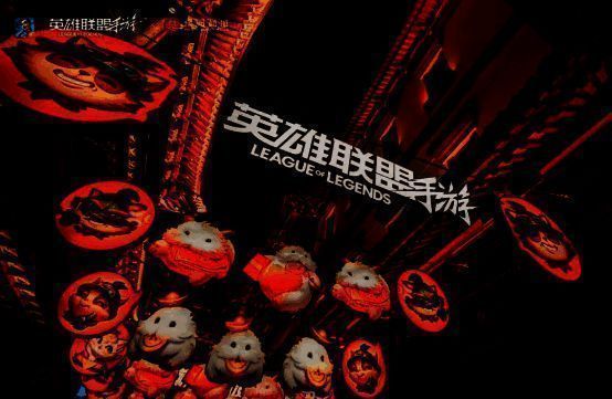 豫园灯会联动现场图，约德尔人造型花灯与游戏元素结合