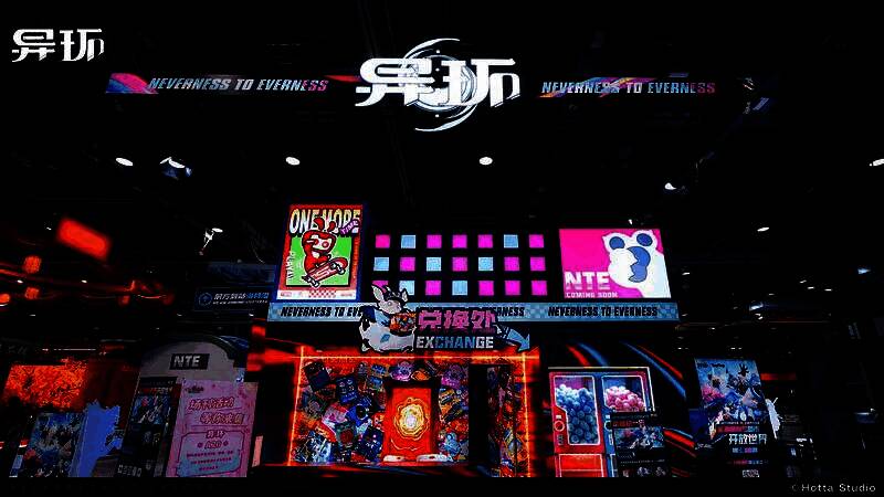 《异环》展位全景，霓虹灯闪烁，场景高度还原游戏内海特洛都市