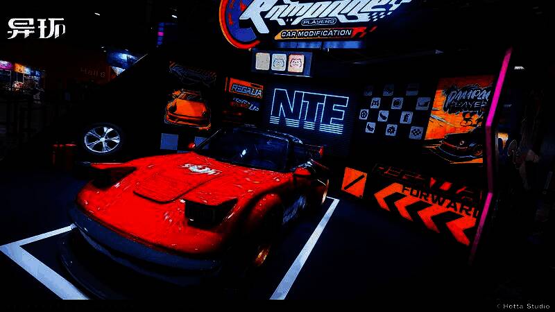 痛车工房与潮玩店实景展示，细节精致，还原度极高