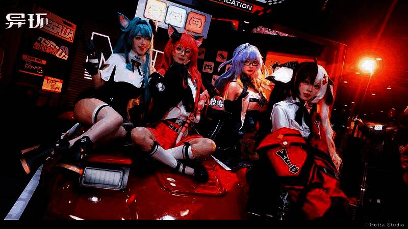 四位角色Coser与玩家合影，现场气氛热烈，粉丝热情高涨