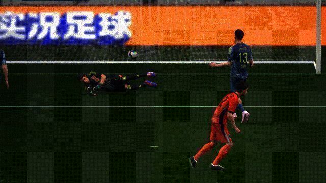 范巴斯滕在0度角位置完成凌空抽射，皮球划出一道弧线直挂死角