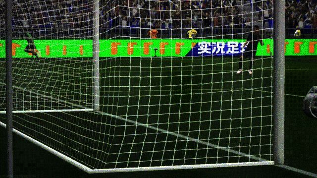 贝尔巴托夫用脚后跟巧妙助攻队友破门，动作流畅自然