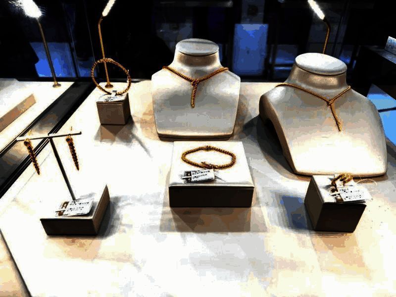 老凤祥展台全景图，蛋仔联名产品与蛇年新品并列陈列，吸引大量观众驻足