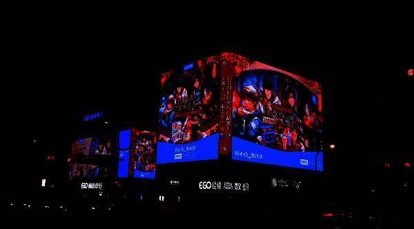 杭州文三路大屏展示游戏角色画面，吸引路人拍照打卡