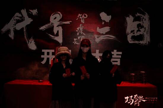 演员王星辰片场照曝光，身着古装神情坚毅，展现角色内心的挣扎与力量