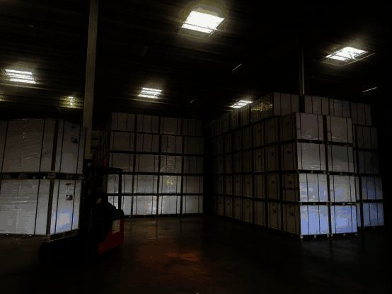 《崩坏：星穹铁道》纪念画册实物展示，封面印有主角团形象，内页包含多张高清角色立绘和场景原画