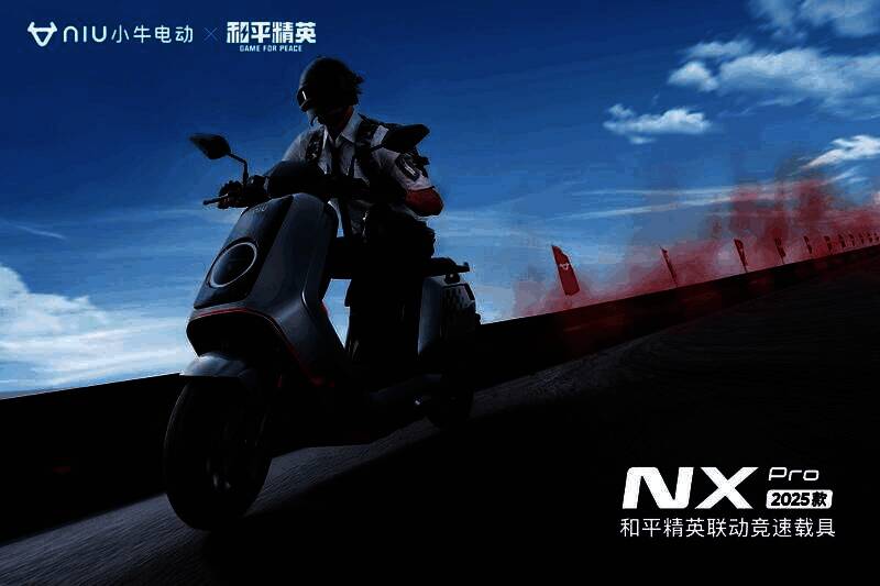 玩家在《和平精英》中驾驶小牛联名载具飞驰于城市赛道，车身闪耀竞速银光泽，周围光影拖尾效果强烈，展现极致速度感