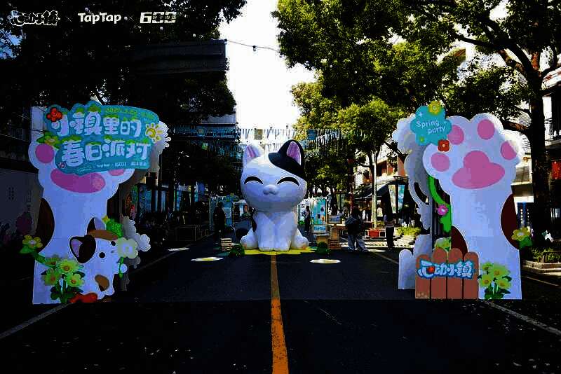 coser扮演心动小镇角色与玩家互动，背景是色彩缤纷的摊位群