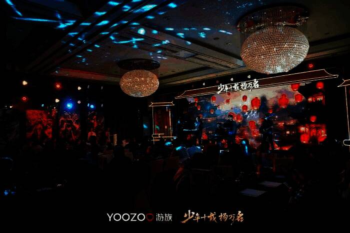 《少年三国志》十周年庆生会现场全景，舞台布置充满三国元素，嘉宾与玩家齐聚一堂共庆盛典