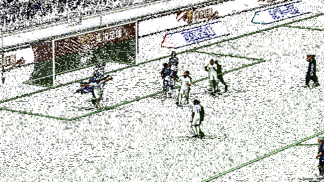 菲戈在边路连续传中，皮球快速精准飞向禁区，制造威胁