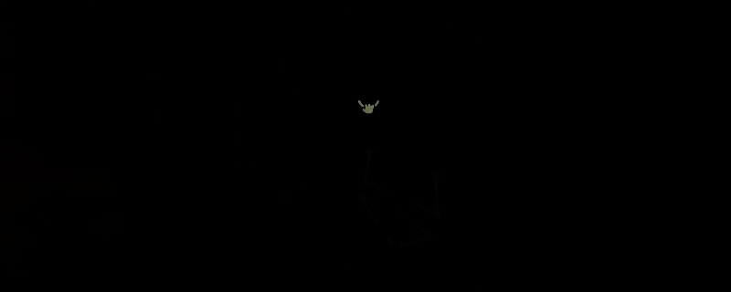 《PEAK》游戏中骷髅怪现身的惊悚画面，灰白骷髅手持长矛，站在雪地高处俯视玩家，背景为阴沉天空与陡峭山峰