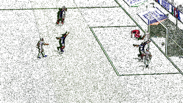 图拉姆边路插上后送出精准传中，队友头球攻门