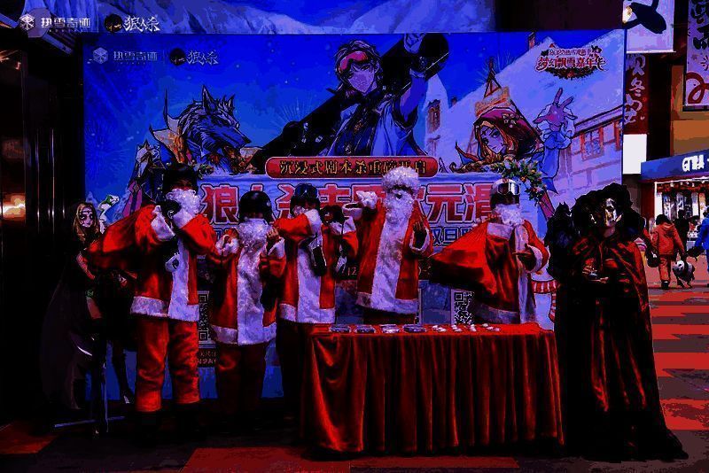 玩家与女巫NPC在暖区入口合影，女巫身着魔法长袍，手持发光药瓶，背景为暖色调灯光与狼人杀符号装饰