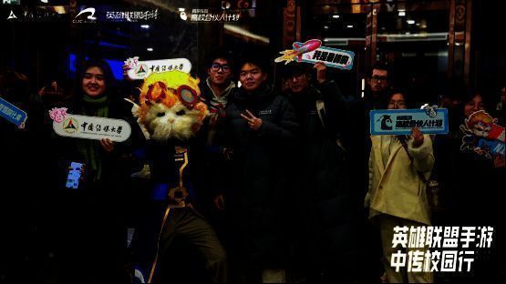 多位嘉宾在舞台中央合影，背景为大赛主视觉海报，气氛庄重而热烈