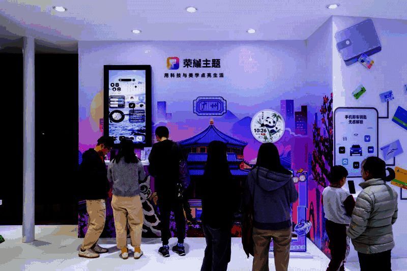 用户正在体验《云游广州》互动装置，手机屏幕上显示陈家祠的动态画面