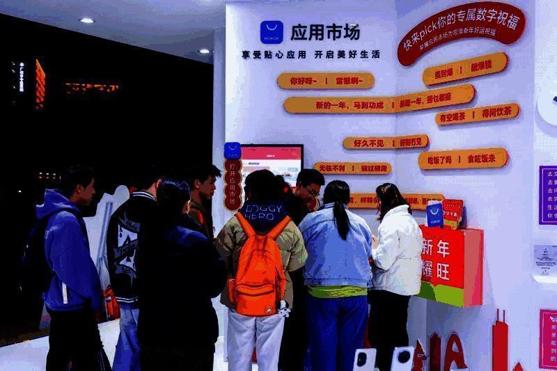 小朋友在《新华字典》APP文字闯关游戏中答题，屏幕上显示趣味汉字挑战界面