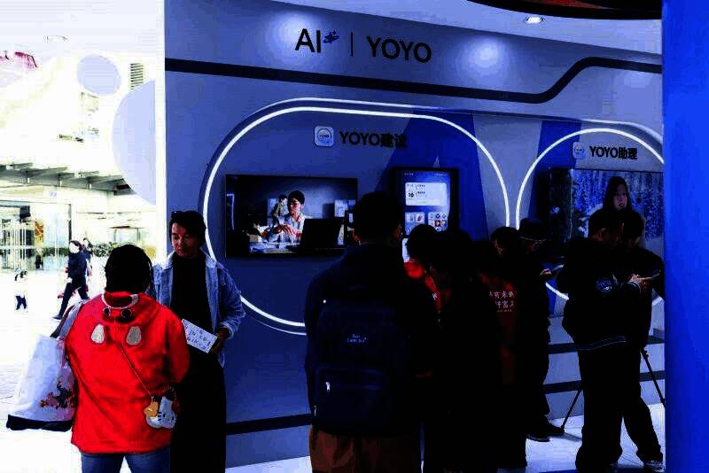 《决胜巅峰》5V5线下赛激烈进行中，选手专注操作手机，大屏实时显示战况