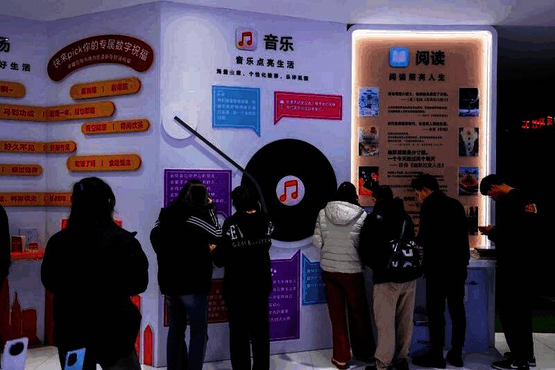 用户正在使用荣耀手机浏览器扫描植物，屏幕显示该花的名称和科普信息