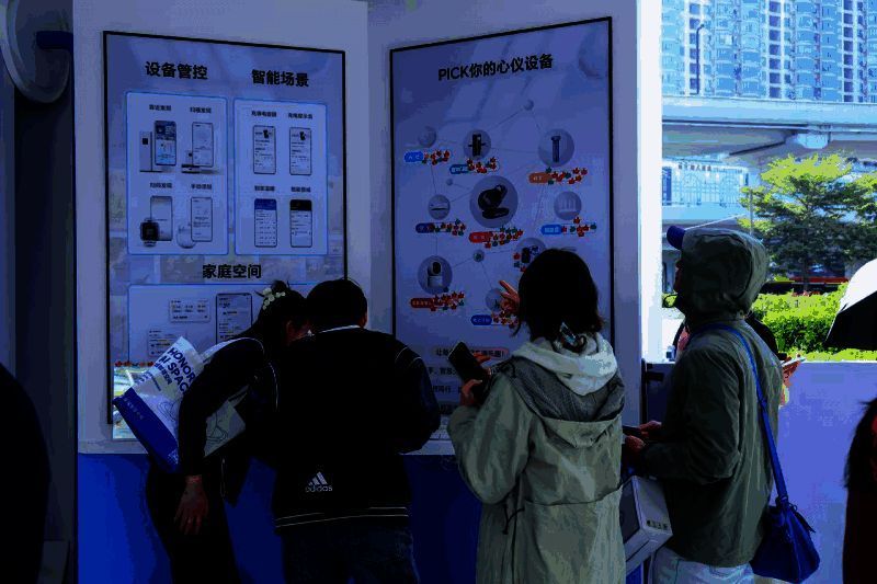 荣耀智慧空间APP界面展示全场景IoT设备管理卡片，支持一键启动智能场景