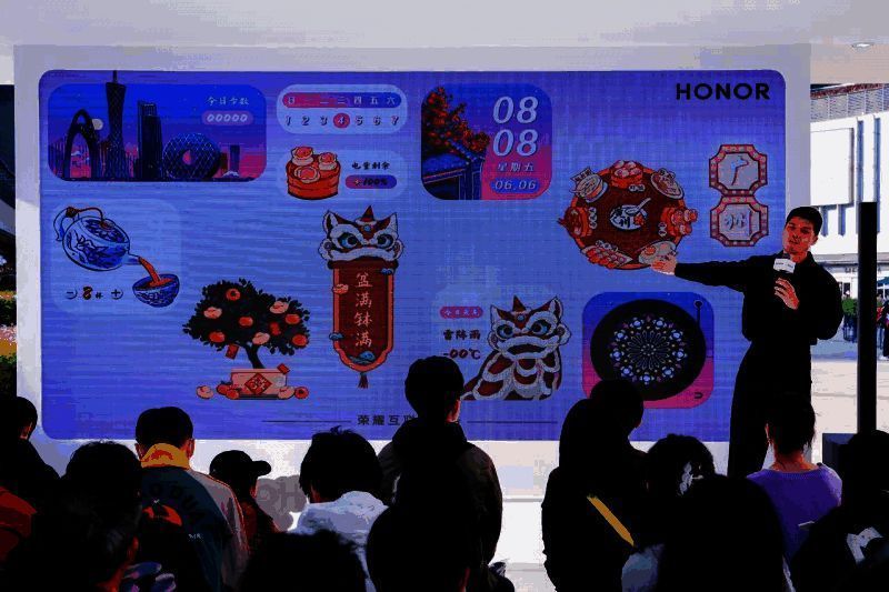 沙龙现场，产品经理与观众面对面交流，讲解AI功能使用技巧