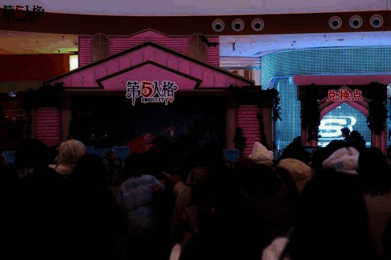 COSER扮演的厂长站在雪景背景前，身穿经典制服，手持怀表，氛围感十足