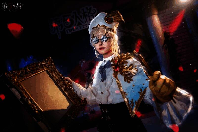 画家COSER正在作画，身旁摆放着《第五人格》主题画布，周围玩家围观拍照