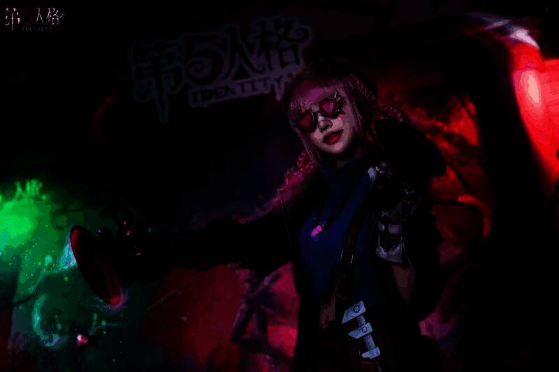 多位COSER集体合影，角色齐聚一堂，背景是《第五人格》冬至主题展板