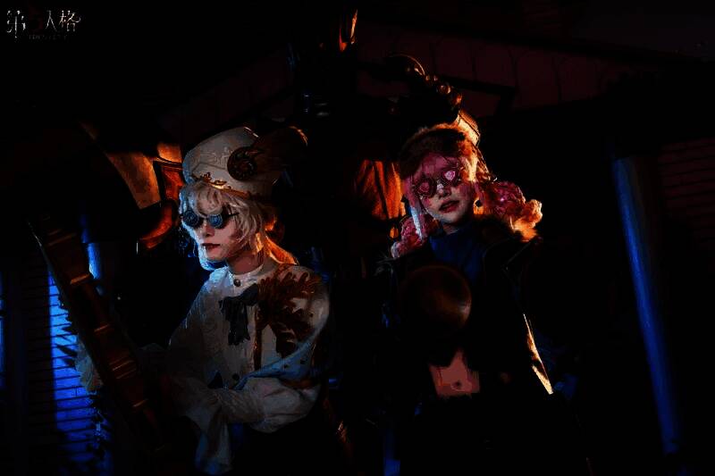 玩家正在参与互动游戏，工作人员在一旁引导，展台布置有灯笼与节气装饰