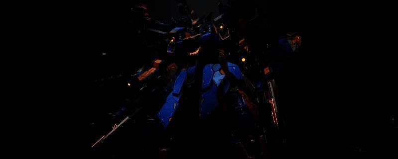 《解限机》中地狱火机甲战斗画面，机体全身覆盖厚重装甲，肩部搭载大型炮台，正释放分束炮攻击多个敌方目标，战场火光四溅