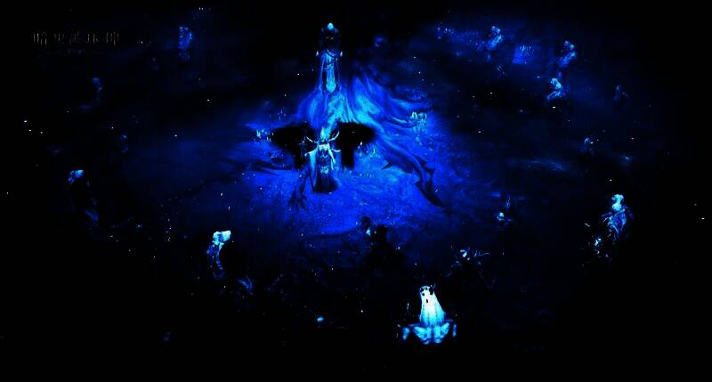 玩家与卡山站在极域之冠的冰原上，前方是被锁链缠绕的堕落天使维拉瑟尔，天空电光闪烁