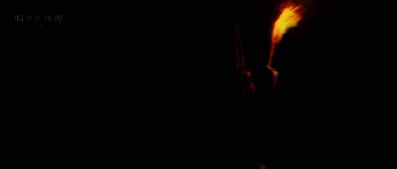 雪地中留下女孩的脚印，远处模糊身影站立，氛围诡异