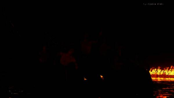 音乐会现场舞台实拍，王元姬角色扮演者在漫天铁花中起舞，背景为古风建筑与灯光投影