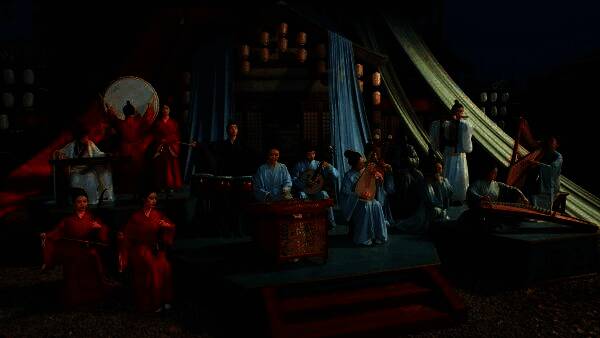 舞台中央水火交融，演员扮演黄盖在烈焰与水雾中完成高难度舞蹈动作