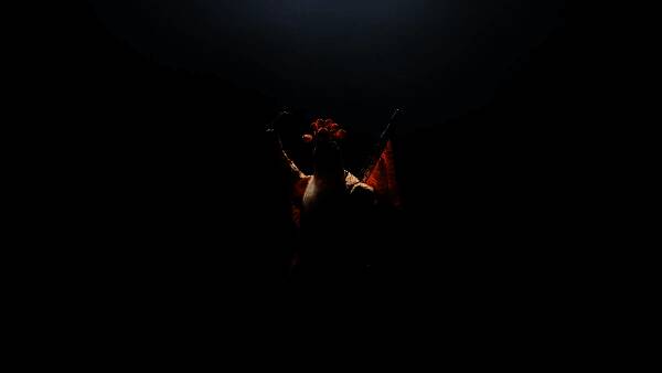 古乐团成员身着汉服演奏传统乐器，背景为山水意境投影，氛围典雅宁静